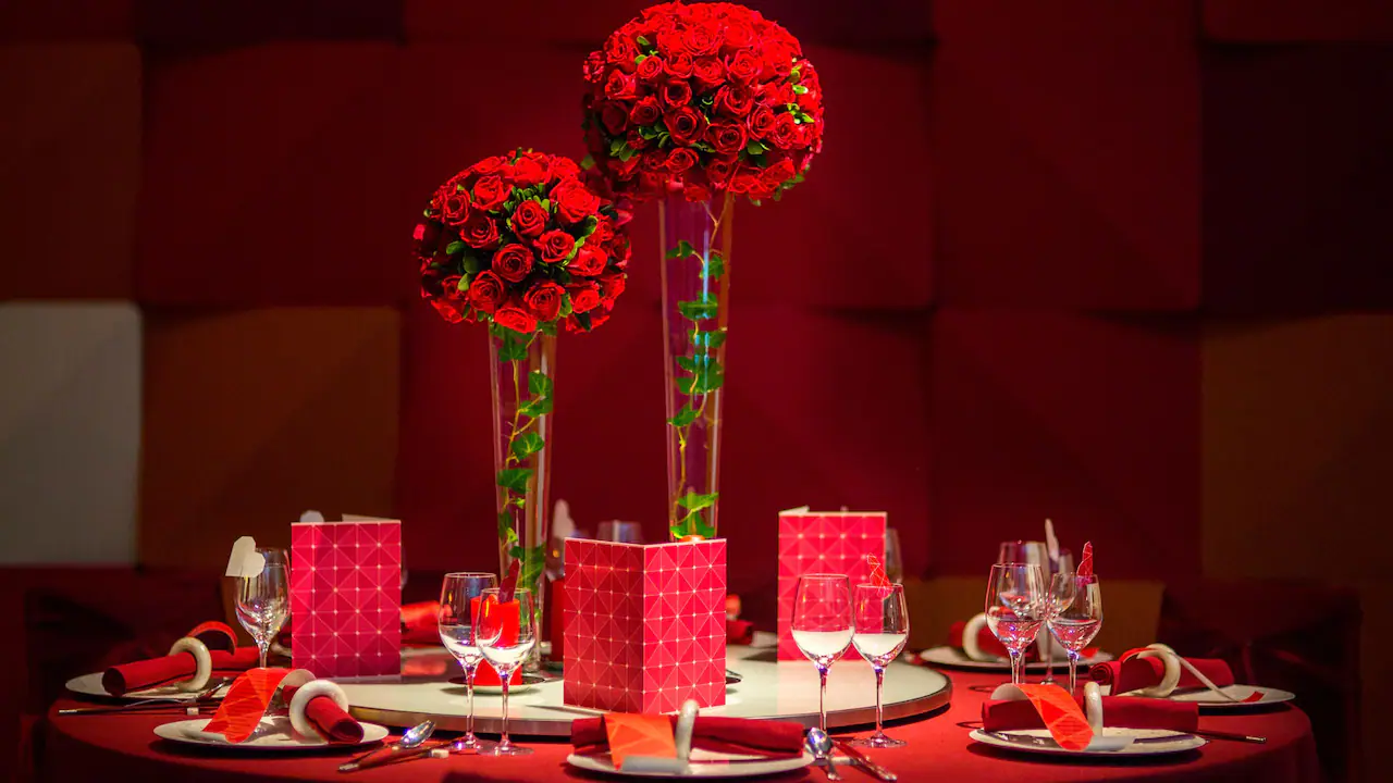 摆设了红色鲜花的婚宴桌
